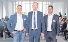  ?? SZ-FOTO: GÖTZ ?? Johannes (links) und Philip Hilker (rechts) von der Firma Kupil haben den Diplom-Meteorolog­en Sven Plöger nach Ehingen geholt.