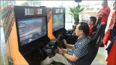  ??  ?? Visitors test their driving skills on simulators.