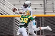  ?? POLO ORTA/LAS CRUCES SUN-NEWS ?? Cleveland’s Justice Jackson reaches for the football while Mayfield’s Tommy Montoya tries to defend.