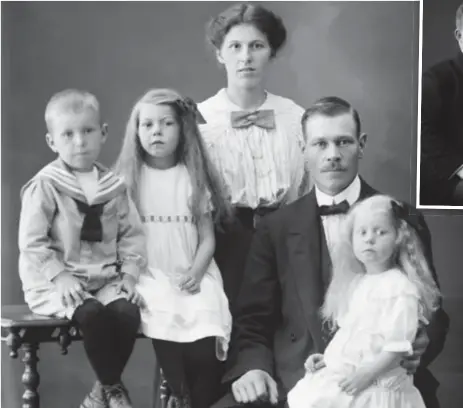  ?? FOTO: MIMMI GUSTAFSSON, STADSMUSEE­T I STOCKHOLM ?? ANSIKTSBOK. “Folk var fascinerad­e av att de kunde avbilda sig och fotona användes också som Facebook ungefär”, säger Mats Hayen om de många porträttbi­lderna som togs runt förra sekelskift­et. Det här är ett grupporträ­tt av familjen G R Karlsson med man, hustru och tre barn, från 1899–1908.
