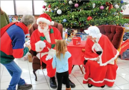  ?? CHARLES PRITCHARD - ONEIDA DAILY DISPATCH ?? Santa Claus and Mrs. Claus at Share a Caring Christmas on Dec. 2, 2017