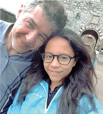 ??  ?? Insieme Massimo Coratella, con la figlia adottiva Zaray morta a 12 anni, durante un intervento chirurgico per la frattura del femore