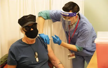  ??  ?? 一位旧金山市民在东华­医院接种新冠疫苗。图/ 中新社