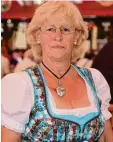  ??  ?? Brigitte Fischer kann unter zehn Dirndl wählen.