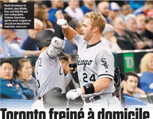  ?? PHOTO AFP ?? Matt Davidson (à droite), des White Sox, est félicité par son coéquipier, Yolmer Sanchez, après avoir cogné un circuit en deuxième manche.