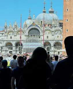  ?? ?? In piazza San Marco Turisti a Venezia: dal 16 gennaio i pendolari pagheranno