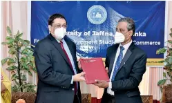  ?? ?? President of CA Sri Lanka Manil Jayesinghe (left) and Vice Chancellor of the University of Jaffna Prof. S. Srisatkuna­rajah exchanging the agreement.