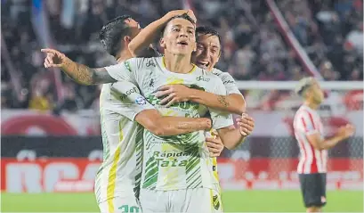  ?? MAURICIO NIEVAS ?? Gritalo. En La Plata, Rubén Botta festeja su gol a colocar con sus compañeros de Defensa.