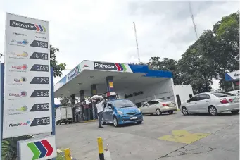  ?? ?? Petropar sigue manteniend­o sus precios sin dar explicacio­nes de cómo lo logra.