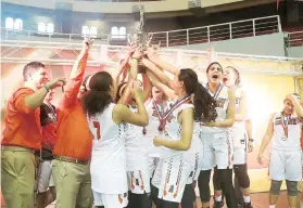  ??  ?? Las jugadoras del Colegio Adianez celebran con el trofeo de campeonas del torneo McDonald's / El Nuevo Día.