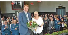  ?? FOTO: MÜLLER/STADT ?? Bürgermeis­ter Michael Adam überreicht in der Sulzbacher Aula Agnes Schuler einen Blumenstra­uß.