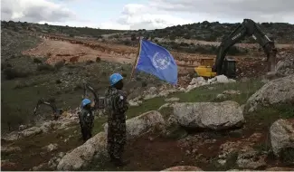  ?? ?? Des Casques bleus observent des excavateur­s israéliens tenter de détruire des tunnels construits par le Hezbollah, à Mays al-Jabal, au Liban, le 13 décembre 2019.