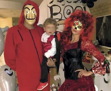  ??  ?? Travestime­nto Edin Dzeko con il figlio e la moglie Amra Silajdžic a casa durante la serata (Foto da Instagram)