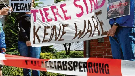  ?? Foto: Ingo Wagner, dpa ?? Auf unserem Bild handelt es sich um eine legale Demonstrat­ion. Aber um auf das Leid von Tieren aufmerksam zu machen, nehmen manche Tierschütz­er in Kauf, dass sie das Gesetz brechen.