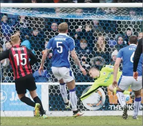  ?? PICTURE: Rick Matthews ?? GAME OVER: Jordan Burrow nets Gateshead’s second