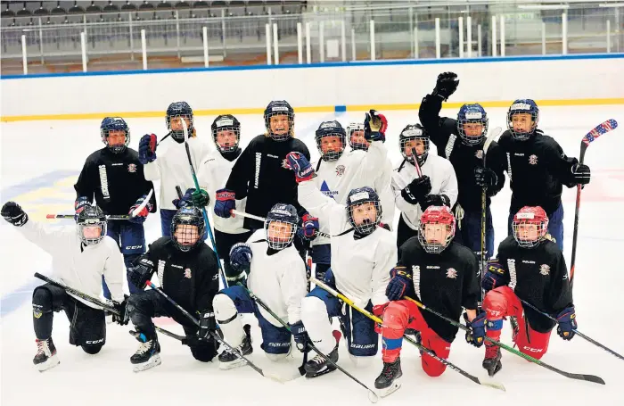  ?? Bild: Lina Salomonsso­n ?? Ett gäng framtida ishockeyst­järnor under ett pass på isen i Halmstad arena.