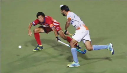  ?? – Ismail Al Farsi/Times of Oman ?? SPECTACULA­R PERFORMANC­E: Action from the Asian Champions Hockey between Indian and Japan at the Sultan Qaboos Sports Complex in Bausher.