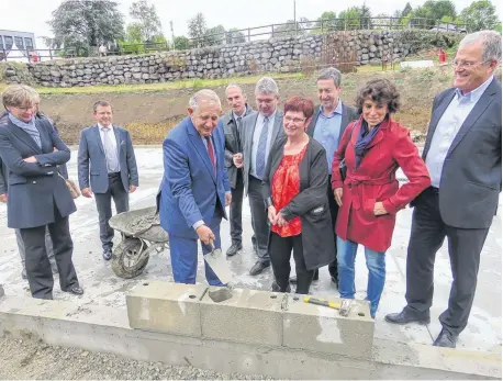  ??  ?? Jacques Mézard était de retour dans le Cantal, le temps de le futur pôle d’analyse de LIAL MC.