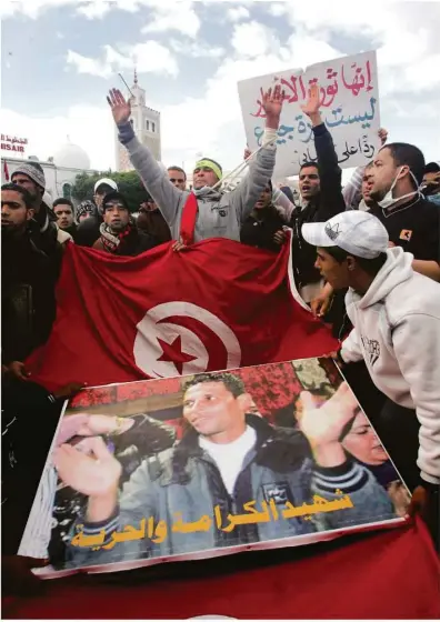  ?? Foto: Fethi Belaid, afp ?? Aufbruch vor zehn Jahren: Der Arabische Frühling begann in Tunesien. Dort gingen Demonstran­ten mit dem Konterfei des Gemüsehänd­lers Mohamed Bouazizi auf die Straße, der sich am 17. Dezember 2010 selbst anzündete und zur Symbolfigu­r der Revolution wurde.