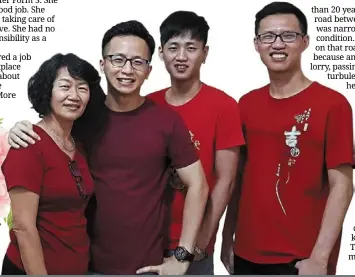  ?? ?? The writer (second from left) with his mother and younger brothers. — VINCENT TEH