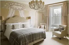  ??  ?? A suite at No. 15 Great Pulteney on an elegant avenue in Bath