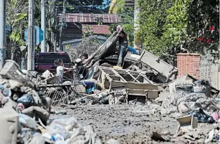  ?? ORLANDO SIERRA AFP VIA GETTY IMAGES ?? People, seen here trying to recover belongings after the recent passage of Hurricane Eta in El Progreso, Honduras, are now bracing for Hurrican Iota, a tropical storm brewing in the Caribbean.