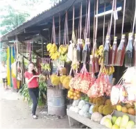  ??  ?? ANAK perempuan Maini turut membantu di gerai mereka.