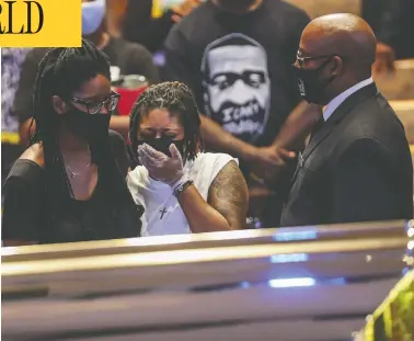  ?? GODOFREDO A. VÁSQUEZ-POOL/GETTY IMAGES ?? Mourners view the remains of George Floyd during a public visitation at the Fountain of Praise church Monday in
Houston, Texas. Floyd died May 25 while in Minneapoli­s police custody, sparking nationwide protests.