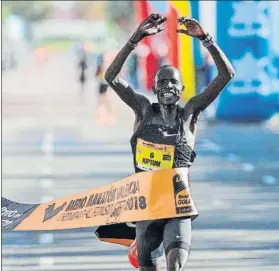  ?? FOTO: EFE ?? Abraham Kiptum ganó con 58'18” y batió el récord mundial de media maratón