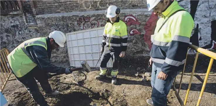  ?? FOTO: AIGÜES DE BARCELONA ?? Un grupo de operarios realiza trabajos en la vía pública: las tierras extraídas serán tratadas y reutilizad­as en obras futuras