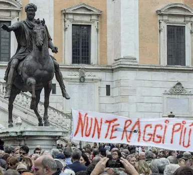  ?? (foto LaPresse/Panegrossi) ?? Uno dei tanti striscioni ironici in piazza del Campidogli­o