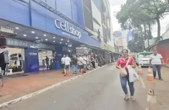  ??  ?? En Ciudad del Este la apertura de comercios fue prácticame­nte la habitual para un día sábado.