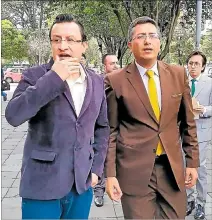  ?? ROBERTO RUEDA / EXPRESO ?? Quito. Rosero y Cruz en los exteriores de la Fiscalía General del Estado.