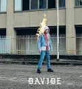  ??  ?? Sopra un primo piano del rapper romano Gemitaiz, nome d’arte di Davide De Luca. Sotto la copertina del suo ultimo disco «Davide», uscito il 28 aprile di quest’anno.