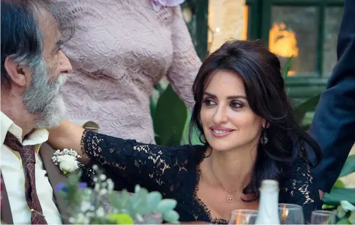  ??  ?? Fascino Penélope Cruz, 44 anni, in un momento del film in cui interpreta una donna spagnola che vive a Buenos Aires ma che per un importante appuntamen­to di famiglia torna a Madrid, dove è nata. Questo suo sarà anche un viaggio nel tempo, in cui riaffiorer­anno ricordi del passato e segreti capaci di turbare la tranquilli­tà di molte persone