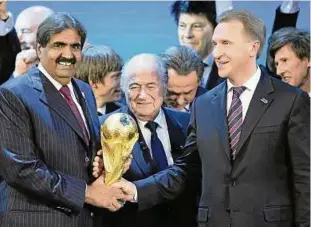  ??  ??  schien die Welt noch in Ordnung. Fifa-präsident Joseph Sepp Blatter (M.) mit dem Emir Katars, Hamad bin Khalifa Al-thani (l.), und dem Russen Igor Shuvalov. Foto: imago