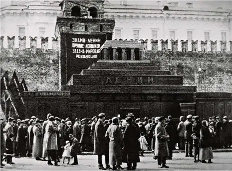  ?? (HULTON DEUTSCH/CORBIS/GETTY IMAGES) ?? Ci-dessous: une foule se presse devant le tombeau nouvelleme­nt achevé du dirigeant soviétique Vladimir Lénine, le premier jour de mai après sa mort. Les travaux ont été précipités afin que le site, situé sur la place Rouge, soit achevé pour le 1er mai. Il s’agit de la première photograph­ie de la tombe à parvenir en Angleterre.