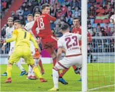  ?? FOTO: DPA ?? Robert Lewandowsk­i (re.) traf gegen Nürnberg doppelt.