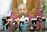  ?? -Gambar Bernama ?? DR Mahathir pada sidang media selepas Mesyuarat Majlis Presiden PH di Menara Yayasan Selangor pada Sabtu.