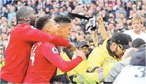  ??  ?? SMALLING (kanan) meraikan jaringanny­a bersama Lukaku (kiri) dan Lingard di hadapan penyokong United pada perlawanan liga menentang City di Old Trafford, Manchester Sabtu lepas. — Gambar AFP
