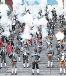  ?? FOTO: LBY ?? Schützen beim traditione­llen Böllerschi­eßen auf der Theresienw­iese vor der Bavaria am letzten Tag des Oktoberfes­ts.