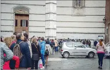  ??  ?? I turisti tornano a Siena dopo il periodo di bassa stagione. Forse è la pioggia a far preferire la Cattedrale alla Piazza del Campo