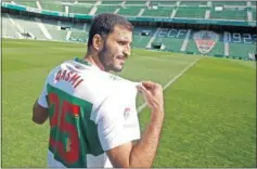  ??  ?? PRESENTACI­ÓN. Yacine Qasmi posa con la camiseta del Elche.