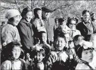  ?? PROVIDED BY HU DONGMEI / CHINA DAILY ?? In 1978, Ulanfu (center), who would later become vice-president of China, visited a kindergart­en in Alshaa Left Banner for the region’s 20th anniversar­y. The writer, Hu Dongmei, is held by Yun Liwen, Ulanfu’s wife, at his left.