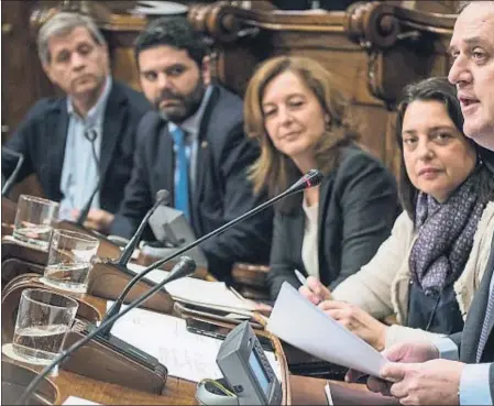  ??  ?? Alberto Fernández (PP), Paco Sierra y Carina Mejías (Cs), Sònia Recasens (grupo municipal Demòcrata) y el exalcalde Xavier Trias escuchan la intervenci­ón de Joaquim Forn