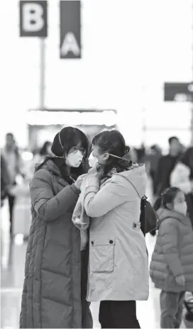  ??  ?? Passengers at Shanghai Pudong airport wear protective masks yesterday. Airports, railway and long-distance bus stations have stepped up measures to check tourists coming from Wuhan, the city struggling most with coronaviru­s outbreak. — Jiang Xiaowei