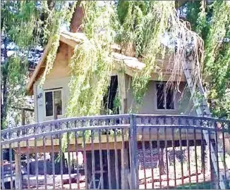  ?? RDOS/Special to The Herald ?? This treehouse on the West Bench has prompted a notice on the property title.