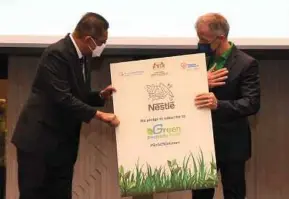  ?? ?? Energy and Natural Resources Minister Datuk Seri Takiyuddin Hassan (left) and Nestle (M) Bhd chief executive officer Juan Aranols at an event marking Nestle’s shift to 100 per cent renewable energy sources via the Green Electricit­y Tariff programme beginning Jan 1.