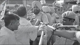  ?? HT PHOTO ?? ■ Police trying to stop protesters near Haryana chief minister’s camp office in Karnal.