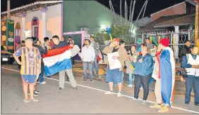  ??  ?? La protesta de los indignados frente a la casa de González Daher fue incidentad­a.